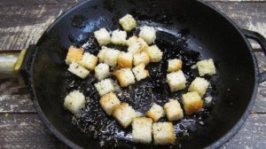 Салат из вареной моркови с колбасой и сухарями
