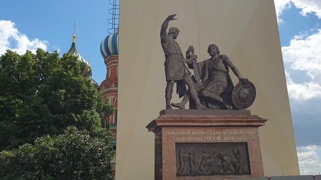 Памятник Минину и Пожарскому на реставрации.