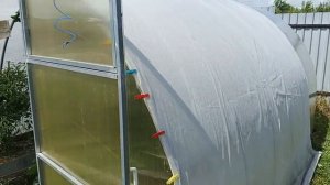 Простейшая защита теплицы от перегрева, града