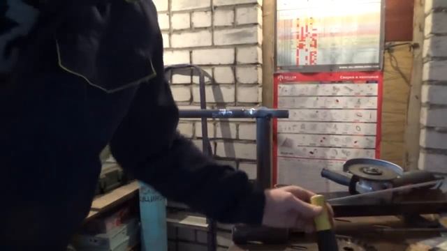 Сварка тонкой трубы без отрыва, потолок.mp4 смотреть онлайн