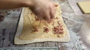 Булочки из слоеного теста с сыром и колбасой