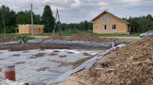 Уложили геотекстиль в котлован, перед обратной засыпкой.