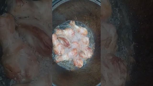 Жарим курочку в казане #отдых #готовимсами #жарим #готовимдома #казан #мангал
