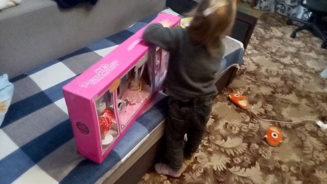 Алисе не терпится открыть подарки. смотреть онлайн