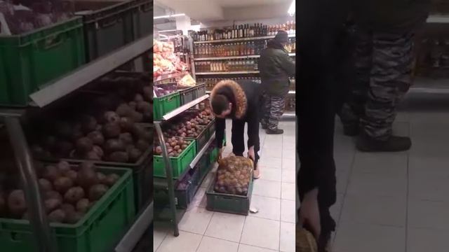 Мужик из магазина пытался вынести продукты не через кассу, его решили научить работать #работа смотреть онлайн