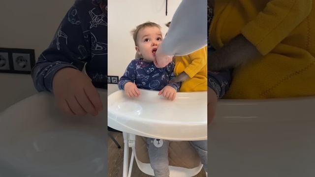 Реакция ребёнка и обезьянки на еду . Домашняя обезьянка смотреть онлайн