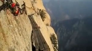 Опасная горная тропа в Китае! / Dangerous mountain path in China!