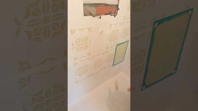 Красим кафель на стене трафаретом для плитки