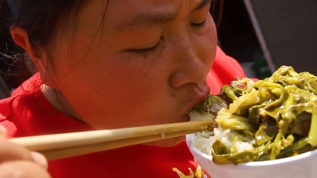 胖妹家新房进展如何，婆婆感叹真不易，婆媳联手做拿手菜，好丰盛【陈说美食】 смотреть онлайн