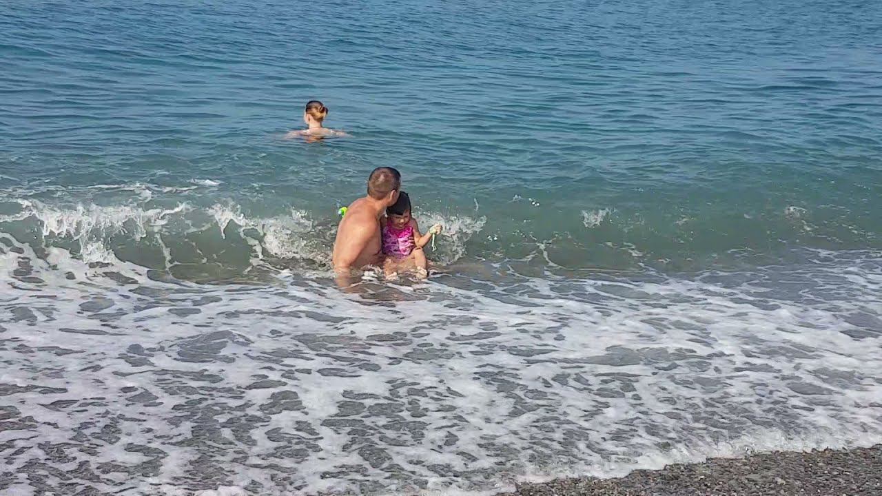 пляж в  Пицунде, Абхазия, черное море