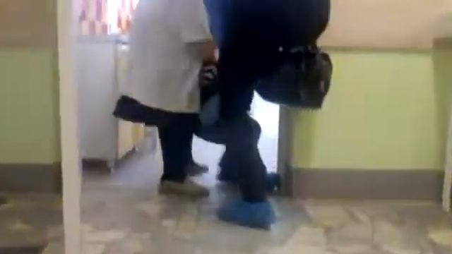 Ребёнка затаскивают к стоматологу D смотреть онлайн