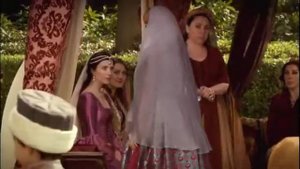 Хюррем целует край платья Махидевран