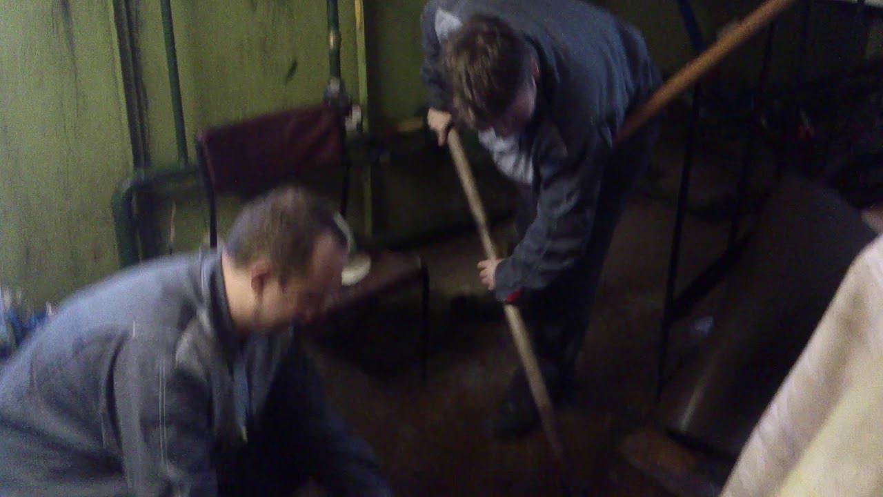 Выкачиваем воду лопатой и чайником. смотреть онлайн