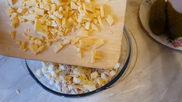 Вкусный салат с курицей и солеными огурцами. ОЧЕНЬ сытный салат.