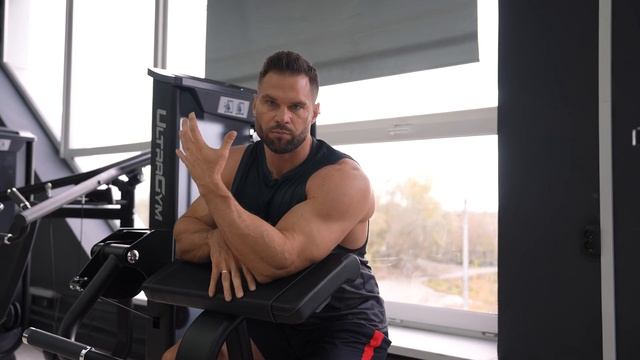 Обзор на тренажер "Сгибание рук на парте" от Ultra Gym. смотреть онлайн