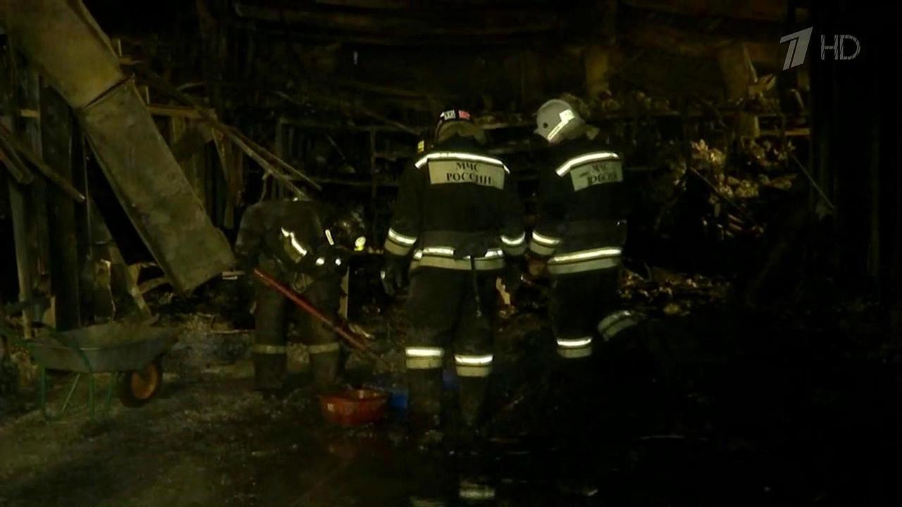 В Кемерове спасатели продолжают разбирать завалы в здании торгового центра