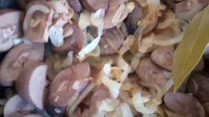 Почки свиные с солёными огурцами со сливками.