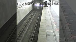 Машинист спас ребенка, который упал на рельсы метро в Москве