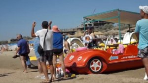 Анапа. Пляж. А вы брали у него креветки? Охрип, предлагая креветки!