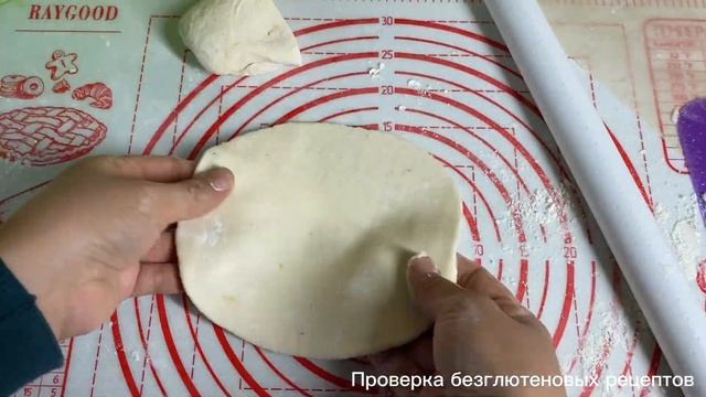 Надуваем безглютеновое  тесто. Замену ингредиентов проговорила