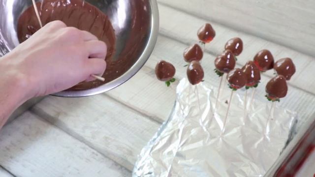 Клубника в шоколаде с ягодами в шляпной коробке. Мастер-класс.