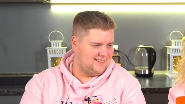 МИНИатюрное против ГИГАНТСКОГОГО челлендж ! смотреть онлайн