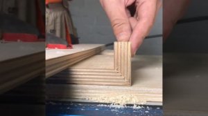 Как фрезеруем V-образный паз 90,2° в 18-мм фанере для соединения под углом 90°