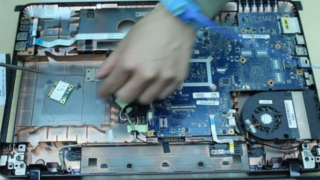 Ноутбук Toshiba Satellite полная разборка ноутбука снять материнскую плату экран вентилятор диск смотреть онлайн