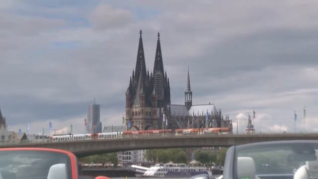 Porsche 911 Carrera Cabriolet und Mercedes SL 500 im Vergleich смотреть онлайн