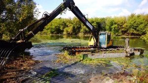 Расчистка реки Сейм от водорослей перед чисткой земснарядом.