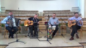 Олег Лось c группой друзей в заключении исполнили песню "Если внезапно беда..."