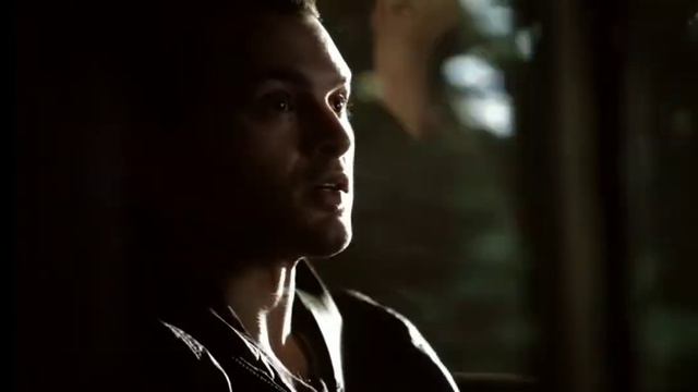 Энзо рассказывает Саре историю семьи смотреть онлайн