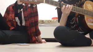 две лучшие подружки пытаются сыграть кавер на лучшие подружки