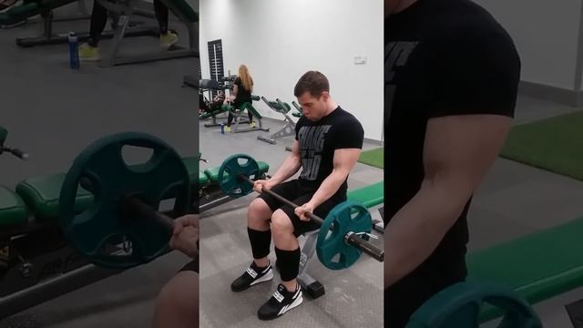 Бицепс со штангой сидя 30кг.