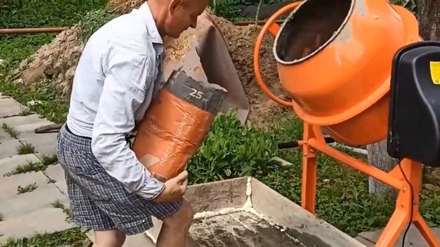 Отмостка дома, заливал сам. смотреть онлайн