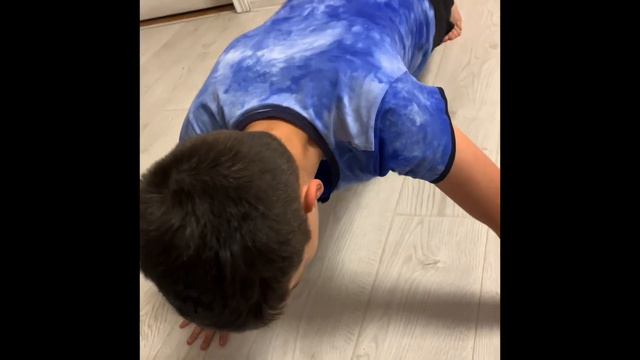 Люблю заниматься спортом #sport #sports #kids #спорт #дети #отжимание смотреть онлайн