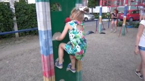 Алиса гуляет на КЛАССНОЙ детской площадке !