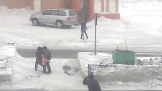 Очень сильный ветер сдувает всех подряд