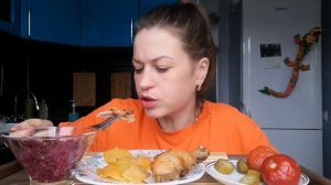 МУКБАНГ КУРИЦА С КАРТОШКОЙ ЗАПЕЧЁННЫЕ В ДУХОВКЕ, СОЛЕНЬЯ, САЛАТ/MUKBANG HALK FAMILY ЕДА