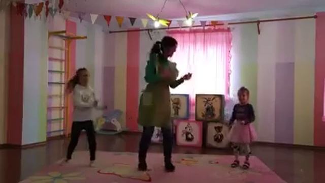Воспитатели одесского детского садика запустили флешмоб #двигайсятанцуй смотреть онлайн