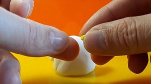 Курочка с цыплёнком из воздушного пластилина. Лепим поделку на тему птицы.