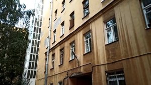 В Питере жить. Утилизация старого дивана через окно в Санкт-Петербурге.)))