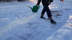 Можно ли сделать ледяную горку за один день!? Заливаем горку в деревне 2020 год!