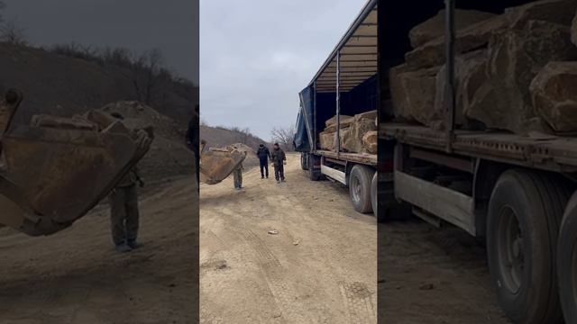 Погрузка жёлтого валуна. Доставка из Ростовской области в Московскую область.