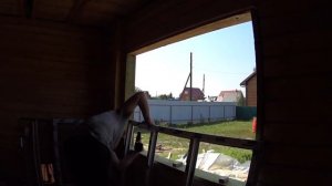 Как построить дом из бруса своими руками. Установка окна в деревянном доме. Обсада. .Видео №9