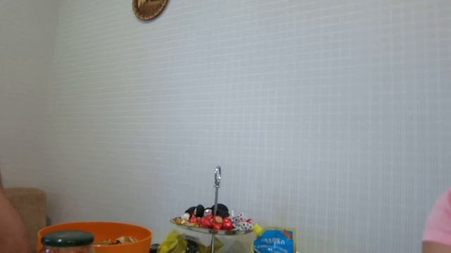 Ребенок полтора года ест фрукты смотреть онлайн