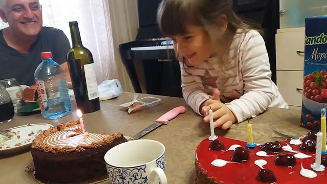 Смешно задувает свечи смотреть онлайн