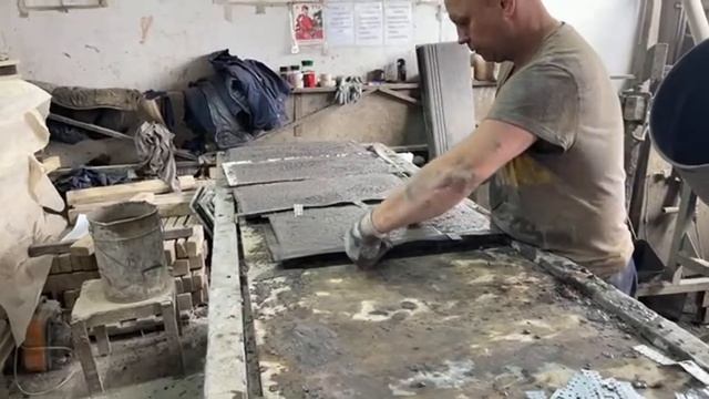 Производство цокольной плитки «Скалистая гора» по технологии Мрамор из бетона, цвет — Тёмный гранит
