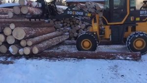 Погрузка бревен фронтальным погрузчиком Boulder (Болдер) WL20 с бревнозахватом