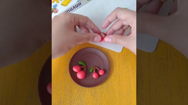 Вишенки из пластилина. Поделки с детьми 3-7 лет.
#игрысмамой #детскийсад #воспитаниедетей